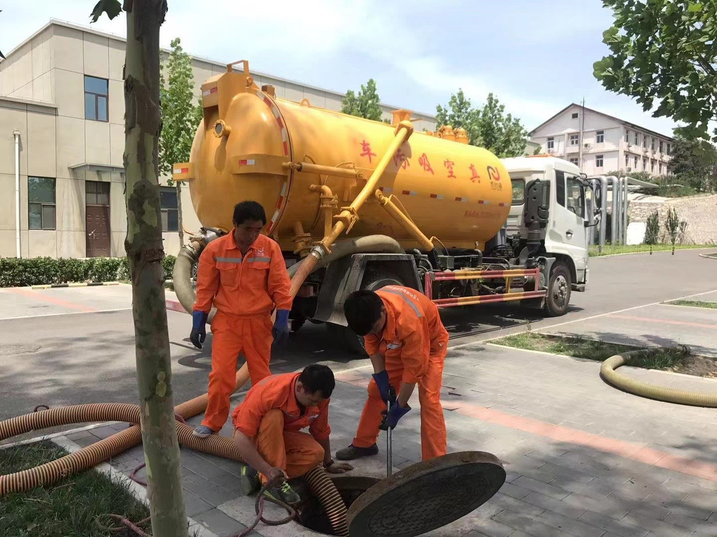 共青城管道疏通车停在窨井附近