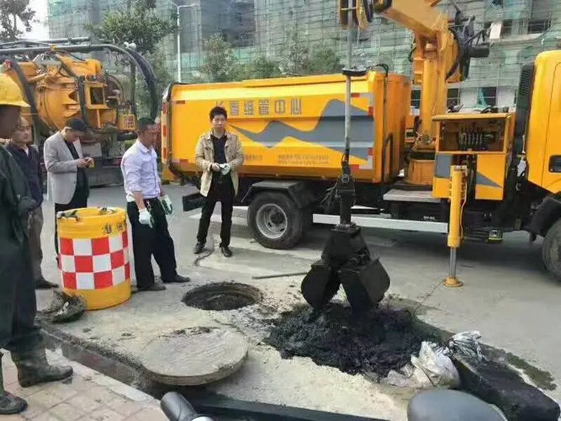 共青城街道：网格员化身“清道夫”，为民解忧疏通“堵心”化粪池