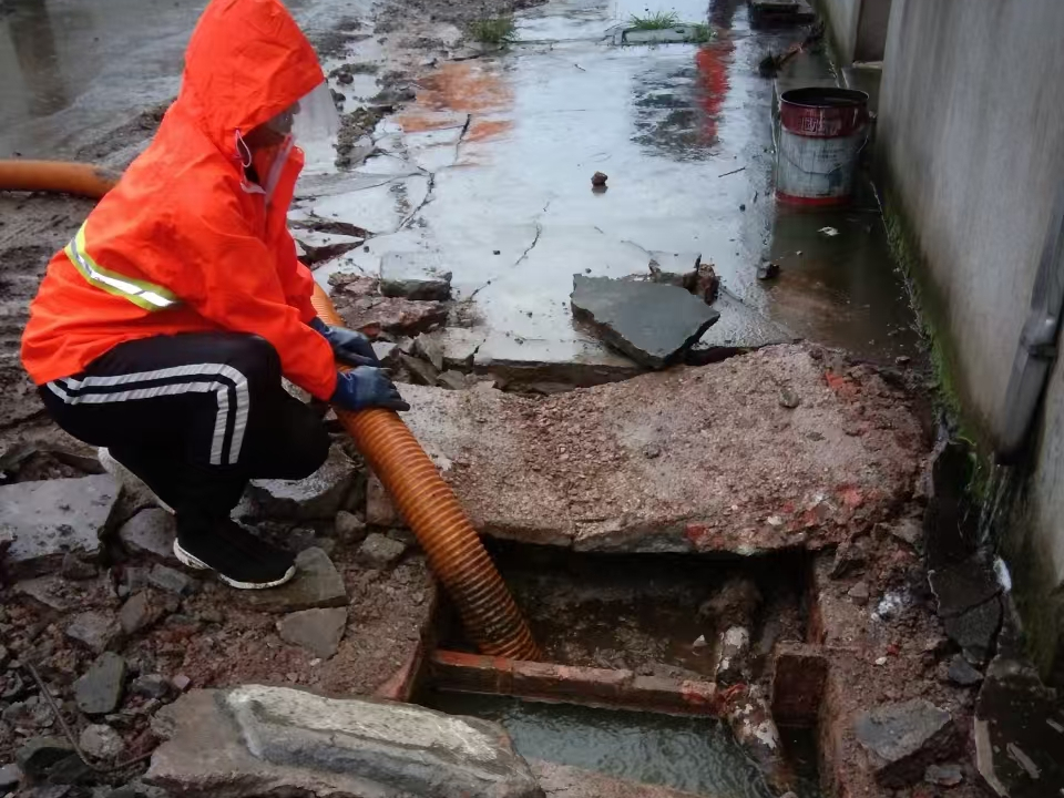 共青城专业清理污水池 炜誉市政以规范流程守护城市 “肠道”